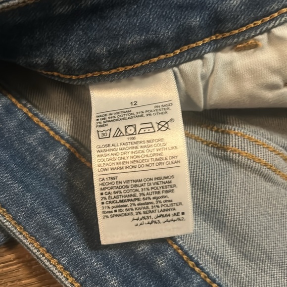 Old Navy Women’s Extra High-Waisted Rockstar 360° Stretch Super-Skinny Jeans - Picture 5 of 7